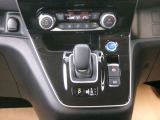 e-POWERならではの、スタイリッシュなシフトノブ周りが非常にかっこいいですね。