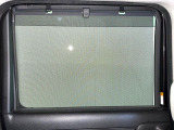【ロールシェード】日差しや車外からの光が眩しいときにサッと引き出して使える、ロール格納タイプのサンシェードを装備。後席に乗ったお子様がウトウトしだした時など、ぜひご活用ください♪