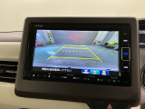 リバースギアに入れるだけで後方の表示へ切り替わります。夜間や雨の日の駐車も楽になりますよ。