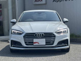 シングルフレームグリルはAudiの象徴的なデザイン要素であり、一目でAudiとわかるスタイル、大きくて迫力のある形状が車のスポーティな印象を強調しており、魅力的なデザインとなっています。