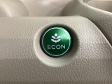ECON モードをON にするとアクセルペダルの動きに対するエンジンの反応とエアコンの制御を切り換えることで、燃費のいい運転をするドライバーがペダルを踏んだ時と同じようにエンジンを制御します。