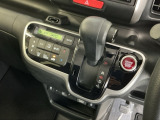 スマートキーをポケットやバッグに入れたままで、キーを差し込むことなくボタンを押すだけでエンジンが始動します。