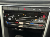 2ゾーンフルオートエアコンとMeisterwerkの特別装備シートヒーターの操作パネルです。タッチセンサー式のため、スワイプ操作で温度調節もできます。