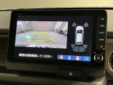 リバースギアに入れるだけで後方の表示へ切り替わります。夜間や雨の日の駐車も楽になりますよ。
