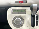 【オートエアコン】一度お好みの温度に設定すれば、車内の温度を検知し風量や温度を自動で調整。暑い&hellip;寒い&hellip;と何度もスイッチ操作をする必要はありません。快適な車内空間には必須の機能ですね♪