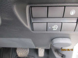 アイドリングストップ機能付です。特別な操作をしなくても、普段通りの運転をするだけで、エコドライブができる機能です。OFFボタンがありますので、必要に応じて使い分けてください。