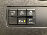 運転席脇のクラスタースイッチ部分にはカメラ切り替えスイッチ、パーキングセンサーその他走行系スイッチを集中配置しております。