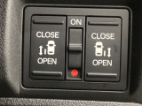 【両側パワースライドドア】両側がパワースライドドアになっており、運転席のスイッチやスマートキーでも開閉が可能です!開口部も広いので乗り降りも楽々♪
