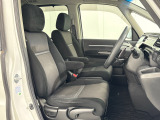 乗降がしやすい運転席。高さが調節できて小柄な方でも運転しやすいポジションをとることができます。