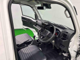 見易い計器類と運転し易いドライビングポジションは、視角も少なく前方&左右の見切りが良く運転し易いクルマです