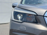【LEDヘッドライト】悪天候や夜間走行時も良好な視界を確保し安心して運転できる高輝度LEDヘッドライトを装備!点灯速度が早く、消費電力も抑えられています。