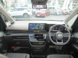 広いフロントガラスで視界良好でお出かけが楽しくなるセレナの運転席。