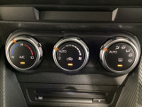 空調スイッチ類は最近流行のタッチパネル式ではなく、運転中でも直感的に操作できるダイヤル式を採用しております。