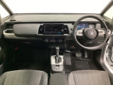 車内は光触媒抗菌消臭施工済です。インパネ周りはスタイリッシュなデザインです。グローブボックスやカップホルダーのほかにトレーなどたくさんの収納スペースが付いています。