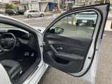 視線を奪うスタイリング。ライオンの牙をモチーフにしたシャープなライト