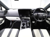 上質で落ち着いた印象のインパネ。視界も広々で運転しやすいです。