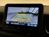 リバースギアに入れるだけで後方の表示へ切り替わります。夜間や雨の日の駐車も楽になりますよ。