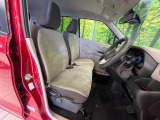 運転席まわりには十分なスペースがあり、大柄な方でもゆったり運転していただける環境です。