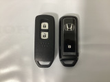 スマートキーを装備しています。鍵を差し込むことなくドアロックの開け閉めと、スタートボタン操作でのエンジンスタートができます。スペアキーも同じものを用意しております。
