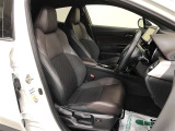 スポーツカーのシートを基に設計されたホールド性の高いシートです。きついカーブでも姿勢が崩れにくく、自然で快適なドライビングポジションで運転可能です。快適性はもちろん、仕立ての良さにもこだわっています。