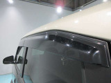 クルマと一体感がある.デザインのプラスチックバイザー 雨の日でも車内の換気ができます。