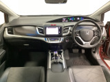 車内は光触媒抗菌消臭施工済です。インパネ周りはスタイリッシュなデザインで機能や装備も充実しています。グローブボックスやカップホルダーのほかにトレーなどたくさんの収納スペースが付いています。