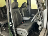 【ベンチシート】運転席と助手席の移動もスムーズ!狭い駐車場での乗り降りや、お子様の乗り降りにも便利です。座席の間にコンソールボックスやドリンクホルダーがないため、車内空間が広く感じます。
