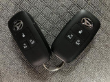 電子カードキーを携帯していれば、ドアハンドルやバックドアのリクエストスィッチを押すだけでドアの施錠、開錠が行えます。電子カードキーがないとエンジンが始動しない、盗難防止に役立つイモビライザー機能付