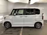 狭い駐車場でも、スライドドアならチャイルドシートへのお子さまの乗降や荷物の積載もスムーズ。とても便利な【助手席側。電動スライドドア】ドアハンドを少し引くだけでリアドアが自動開閉します。