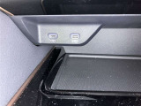 充電用USB端子付き。スマートフォンなどの充電に便利です。