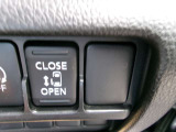 左側オートスライドドアです。運転席からでもスイッチひとつで開閉できるので、便利ですよ