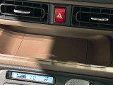 手の届くところにスマートフォンが置けるインパネセンタートレイ