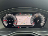スピードメーターなどの運転に必要な計器とともに、オーディオ・電話の操作画面などを表示。レイアウトはステアリングスイッチで切り替えでき運転に集中しながら必要な情報を瞬時に得ることが可能。