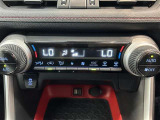 左右独立温度コントロールフルオートエアコンです。運転席、助手席それぞれで独立して温度設定ができます。冷え性の方が乗っても安心ですね♪