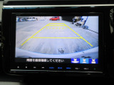 バックカメラの画像です。ガイドラインがスムースな車庫入れをサポートいたします。車庫入れの安心感がアップしますね。