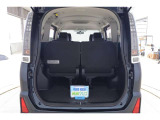 3列目のシートが左右に跳ね上げできますので、荷室の空間が広く自在に出来ます♪大きめの荷物も載せられそうですね♪