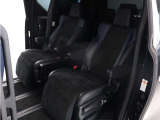 【特別仕様車限定】ハーフレザーシート!おしゃれな色の組み合わせで高級感のある車内空間が広がっております。