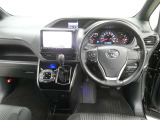 運転席からの視界はこんな感じです☆お気軽にご来店いただき、実際に座って是非お確かめください。ドライバーに寄り添う快適な操作フィールをもたらすステアリングです。