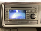 車の後方に小型カメラが付いておりバックする際の後方の様子をモニター上に表示します。