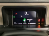 デジタル表示のスピードメーターとタコメーター、燃費やオドメーターなどの表示の他に、ホンダセンシング機能などの表示もできる多機能なマルチインフォメーション・ディスプレイです。
