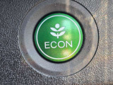 ワンタッチで省燃費走行をサポートするECONスイッチを装備。