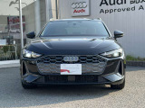 シングルフレームグリルはAudiの象徴的なデザイン要素であり、一目でAudiとわかるスタイル、大きくて迫力のある形状が車のスポーティな印象を強調しており、魅力的なデザインとなっています。