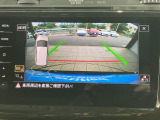 ギアをリバースに入れると車両後方の映像を映し出します。画面にはガイドラインが表示され、車庫入れや縦列駐車などの際に安全確認をサポートします。