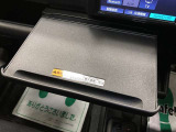 車内での仕事や食事の際に便利なインパネテーブル!A4サイズのノートパソコンやお弁当などが置けます。最大重量10kgのものまで置くことができます。