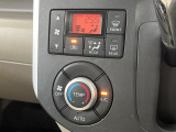 【オートエアコン】一度お好みの温度に設定すれば、車内の温度を検知し風量や温度を自動で調整。暑い&hellip;寒い&hellip;と何度もスイッチ操作をする必要はありません。快適な車内空間には必須の機能ですね♪