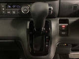 CVT車のセレクトレバーです。低速から高速まで、変速ショックのないスムーズな走りと、エンジン効率のよい領域を維持して燃費にも貢献します。サイドブレーキはスイッチ操作の電子制御パーキングブレーキです。