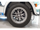 足回りにはワイドトラック化されたスポーツサスペンションパックに、13インチのApolloシルバーホイール(フロント6J/リア8J)を組み合わせ、高いコーナリングパフォーマンスを発揮。