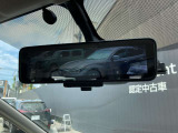 インテリジェントルームミラーです。人や物で視界が遮られてても、車体後部のカメラ映像に切り替えることにより、クリアな後方視界を実現しています。