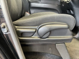 シートハイトアジャスターが付いているので運転姿勢を調整するのに便利ですね。身長に合ったシートポジションは安全運転や疲労軽減にもつながります。