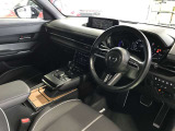視線移動が少なくドライビングに専念できるコックピット。運転中に必要な「走行情報」とそれ以外の「便利・快適情報」を明確に分けてあるので情報を得る時に迷いを少なくしています。